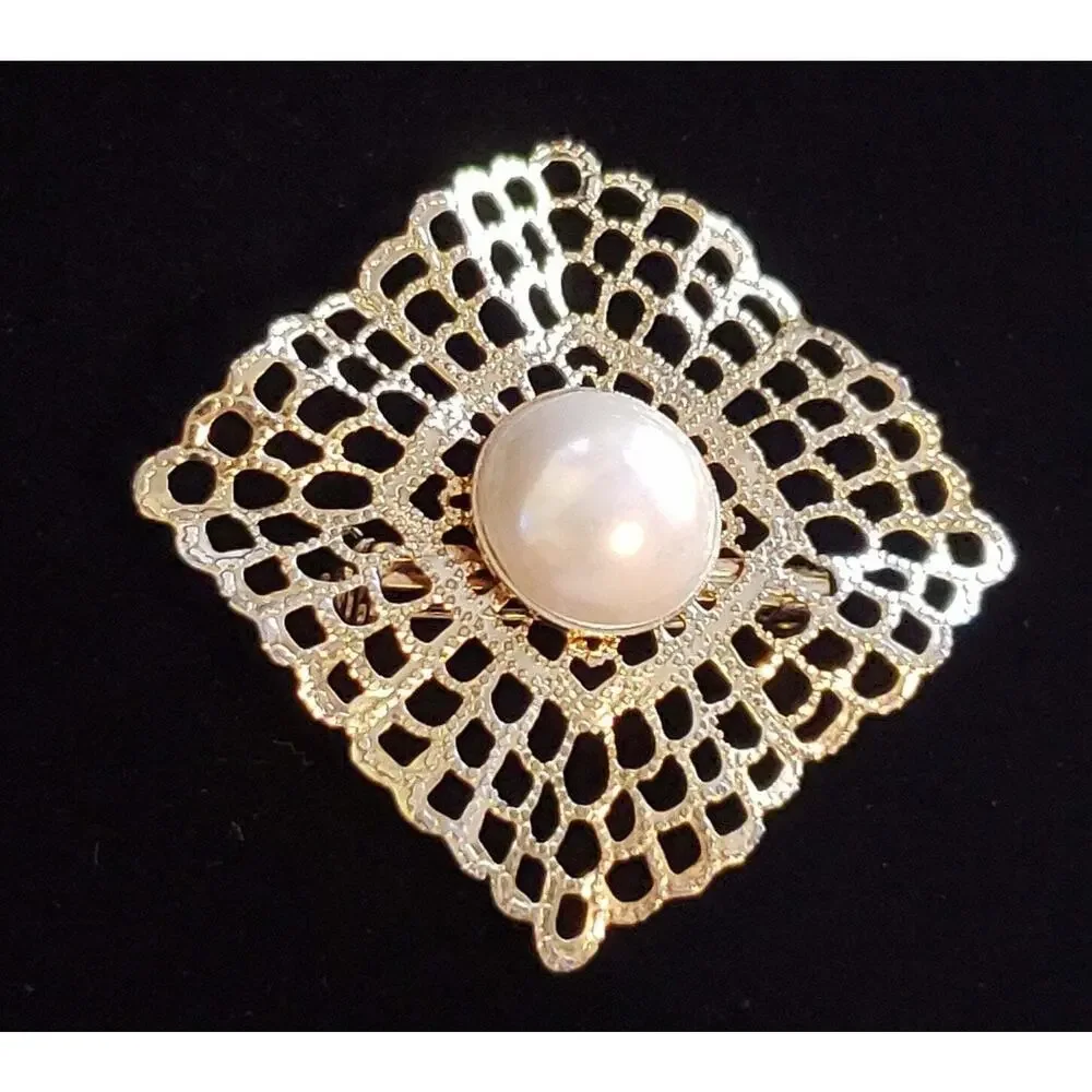 Abstract Flower Brooch, Vintage‎ Faux Pearl Pin, Large Gold Tone Open-Work go-87
